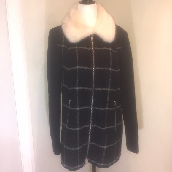 “FOREVER 21” Navy check faux fur collar jacket. - Picture 2 of 16